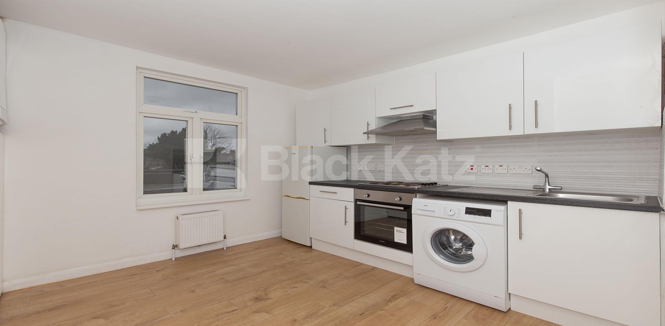 			Huge Two Bed Apartment !, 2 Bedroom, 1 bath, 1 reception Flat			 Green lanes, Turnpike Lane, N8